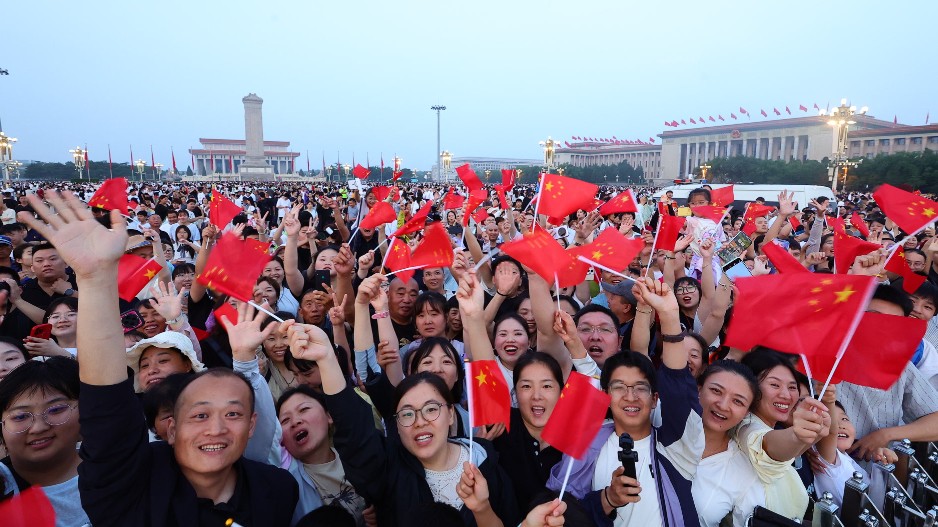 中国共产党迎105周年华诞，2.7万人天安门广场观升旗