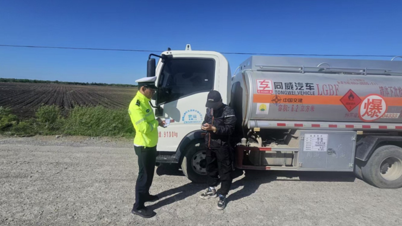 反恐与交巡特警大队：持续开展货运车辆违法行为专项整治行动