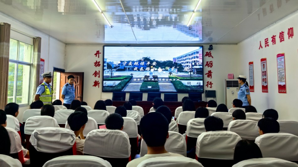 宜春：万载公安为孩子们送上暑期交通安全“最后一课”