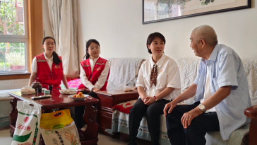 银川市兴庆区银虹社区：共话初心传薪火 走访慰问暖党心