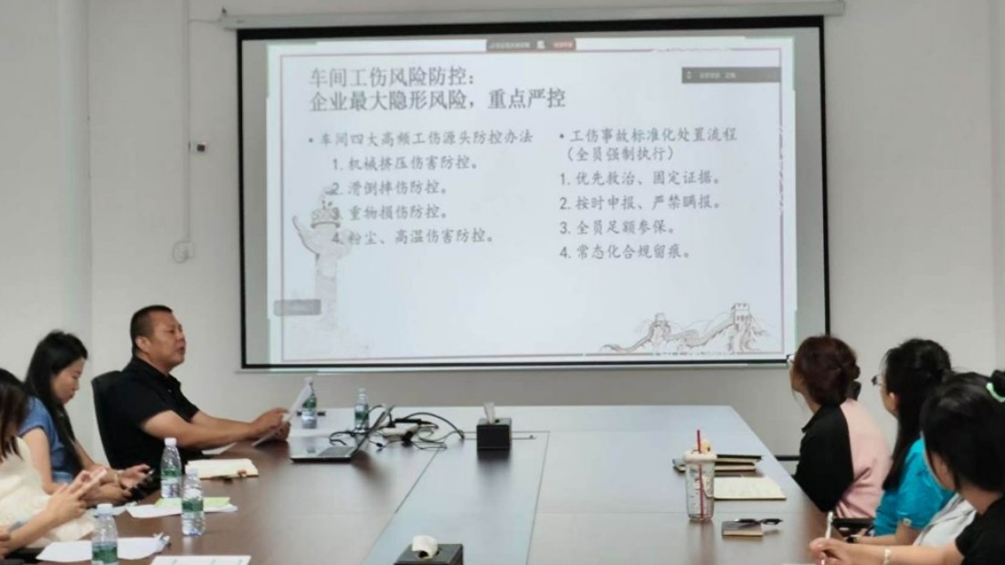 新疆霍尔果斯市：党员律师送法入企 普法护航共庆“七一”