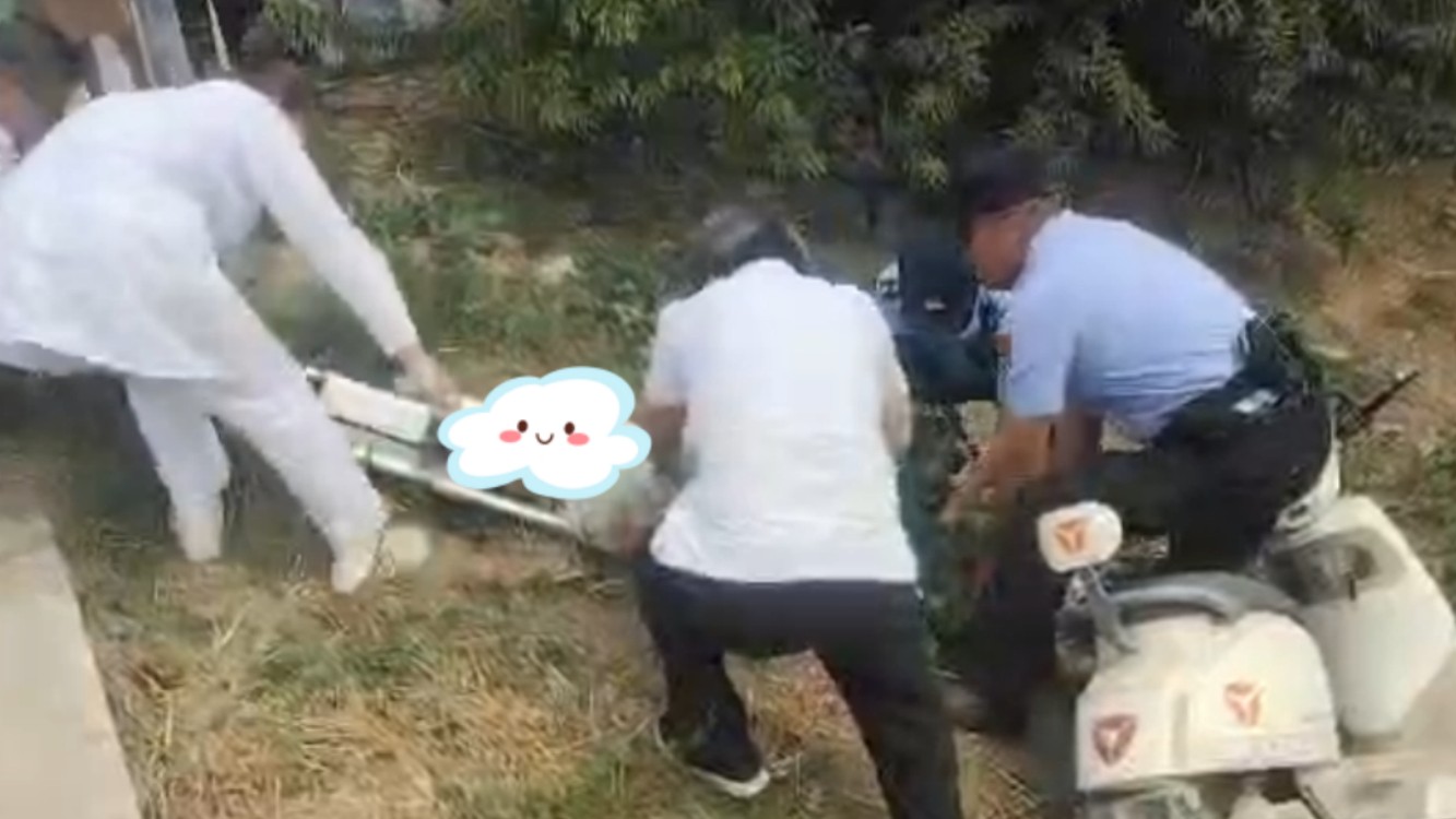 男子骑行摔伤 路过的他们及时伸出援手