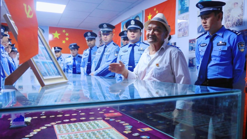 走进40平方米的“红色小屋”，新疆麦盖提县公安局民辅警上了一堂沉浸式党课