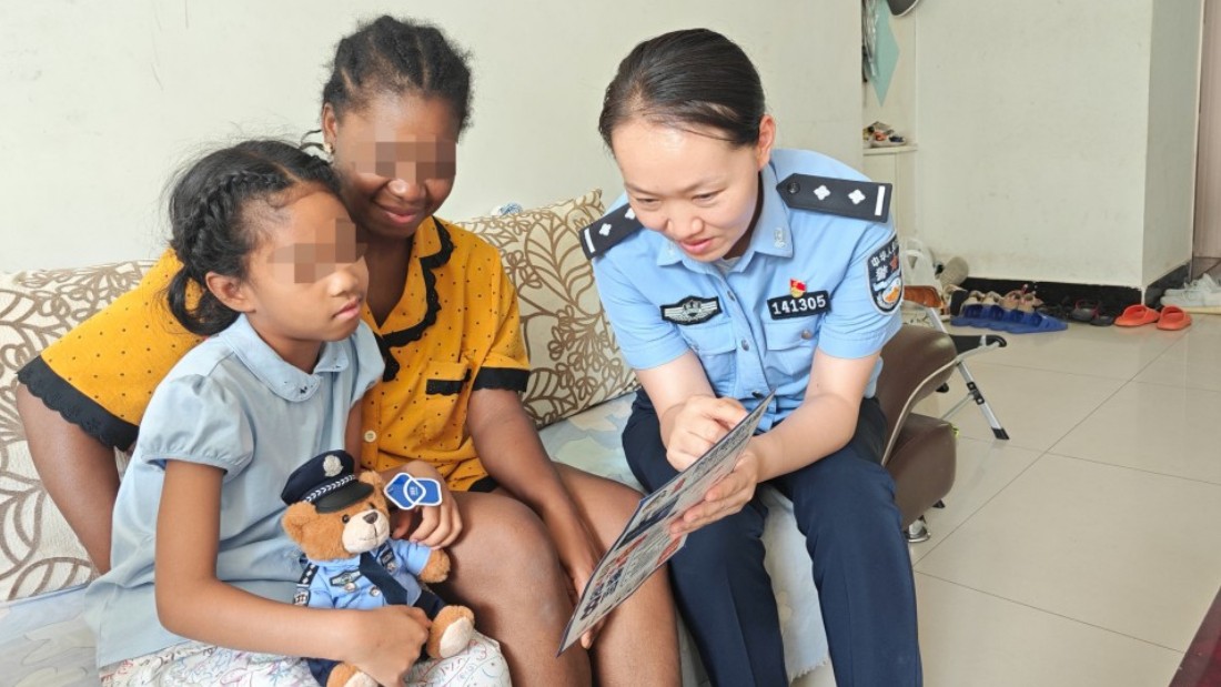 当“警察小熊”邂逅外籍萌娃，新疆沙雅县公安局暖心走访温情上线