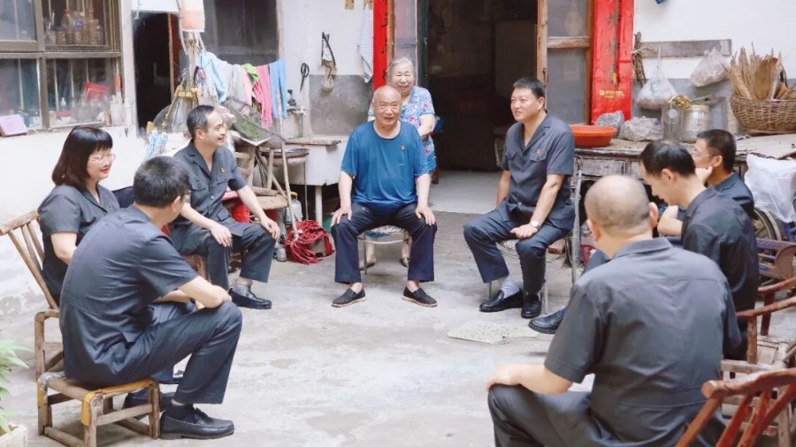 河南省南阳市内乡县法院开展“七一”走访慰问老党员活动