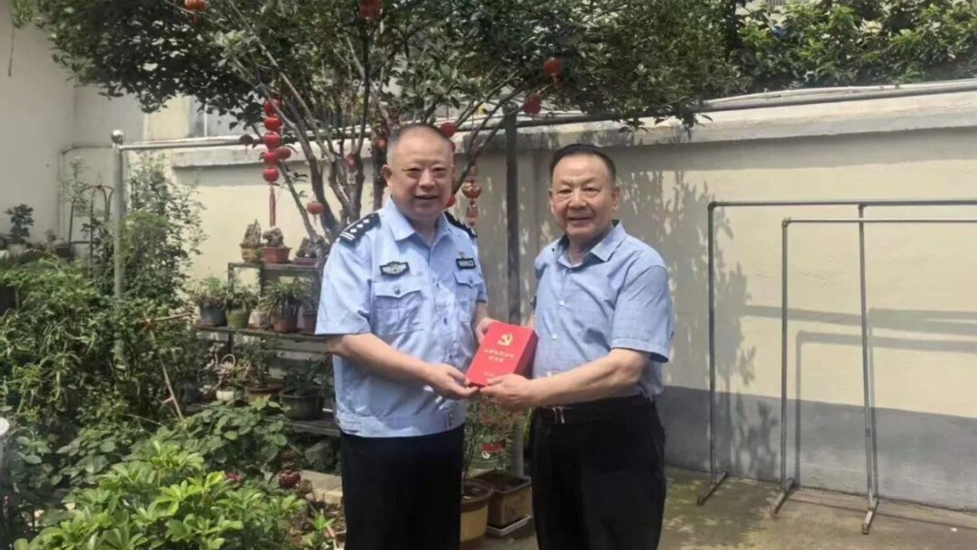 安徽涡阳县公安局组织开展上门颁发“光荣在党50年”纪念章活动