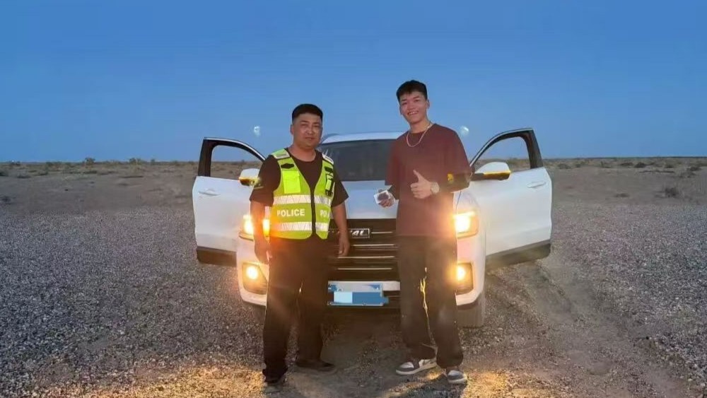 新疆和布克赛尔蒙古自治县公安局：游客自驾误入戈壁陷车 民警紧急救援化险为夷
