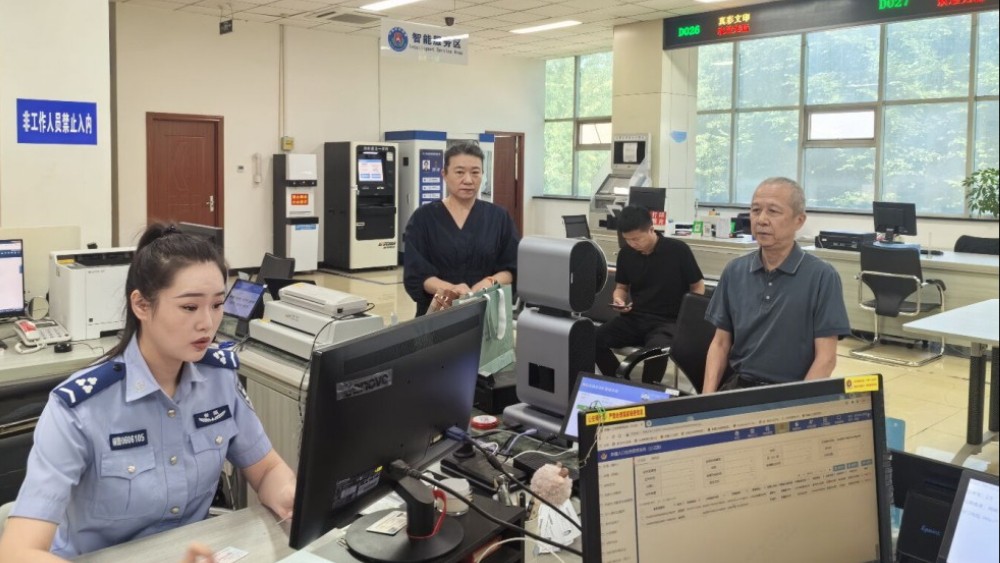 新疆奎屯市公安局：深耕暑期户政服务 聚力优化营商环境