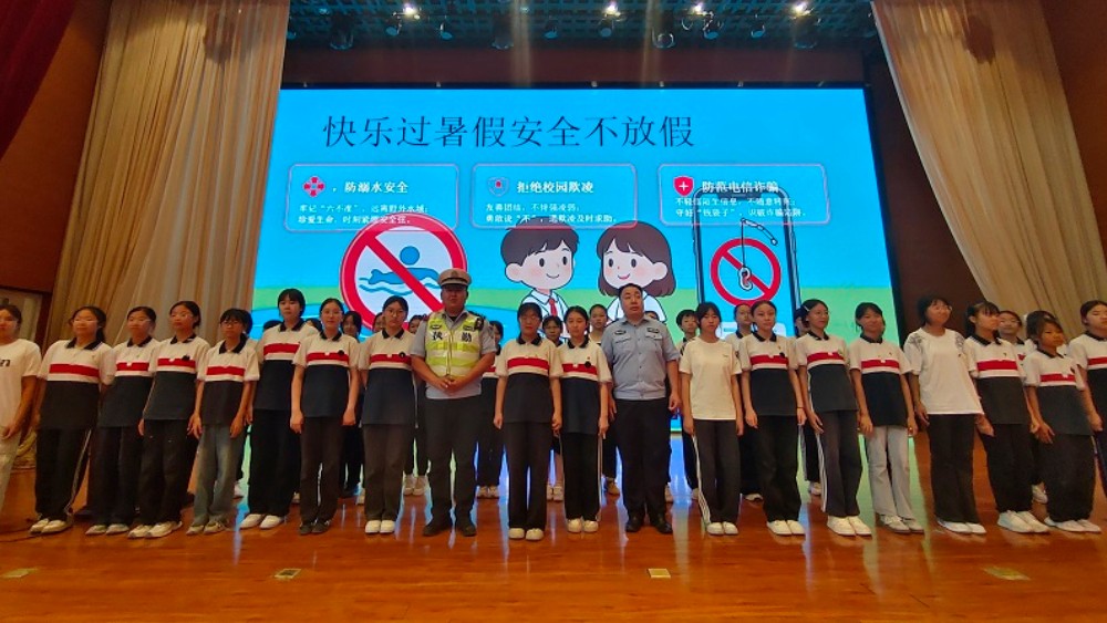 新疆克拉玛依市公安局乌尔禾区分局民警走进校园上好暑期安全课