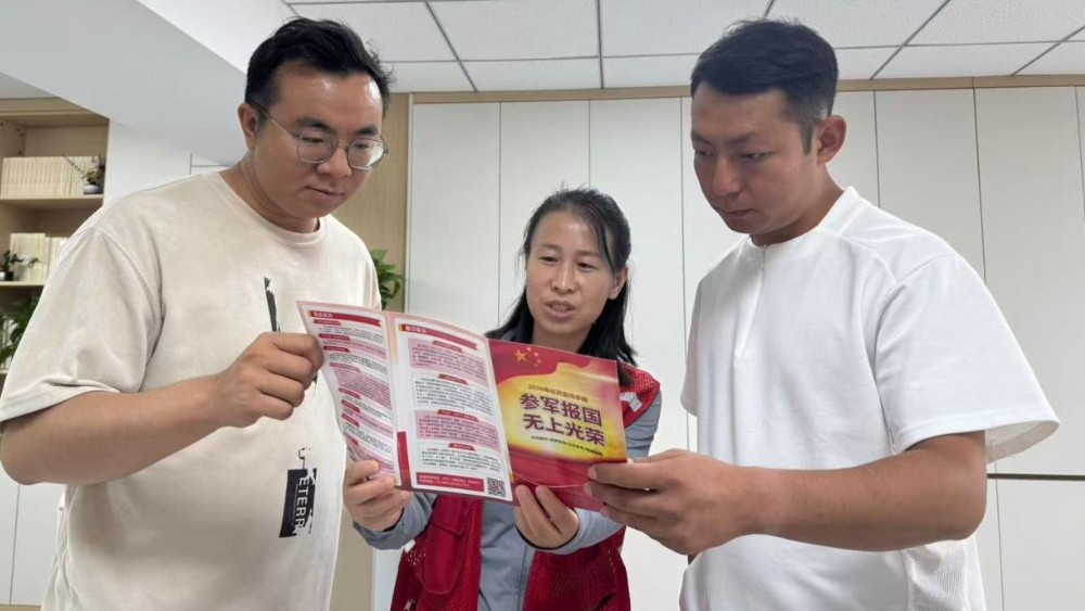 银川市兴庆区观湖社区：宣讲兵役法入网格，点燃青年参军热