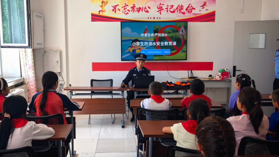 民警进校园开展暑期防溺水安全宣传
