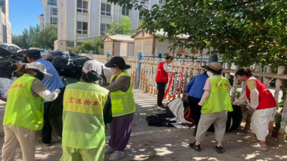 青铜峡市名峡社区：清理杂物除隐患 联合清整保平安