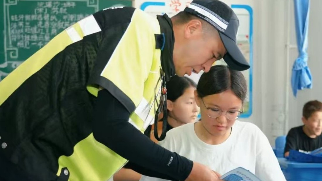 新疆和布克赛尔蒙古自治县公安局：交警宣讲进校园，平安相伴度暑假