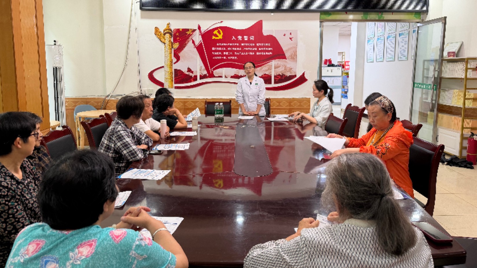 岳池县人民医院多支部联合走进安公桥社区开展“双联双报到”党员志愿服务活动