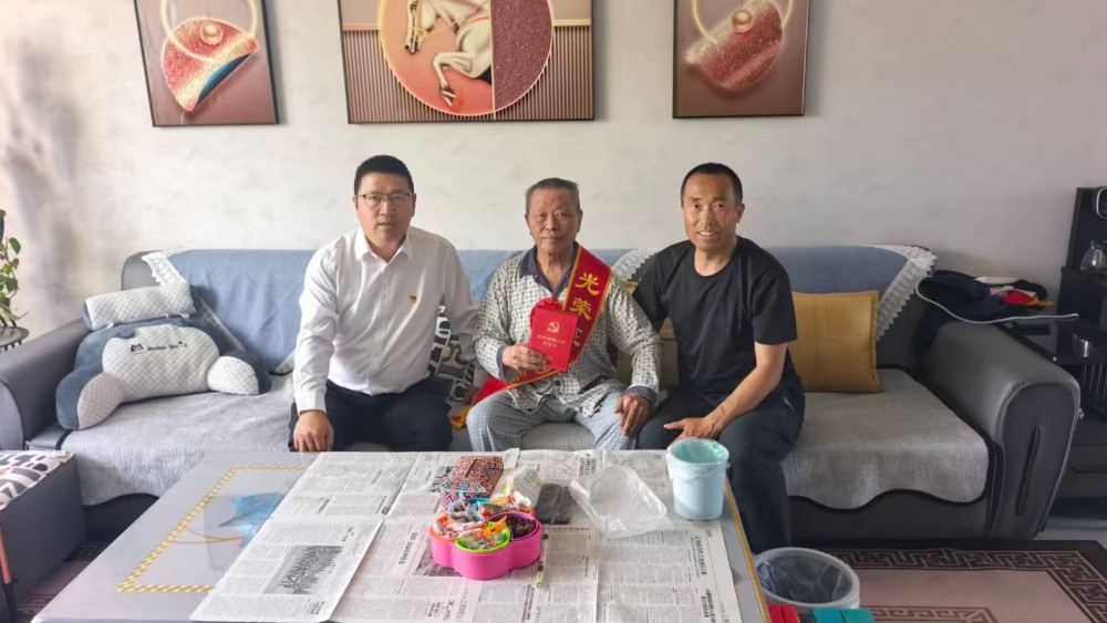 新疆和布克赛尔蒙古自治县委政法委“七一”前夕走访慰问退休老党员