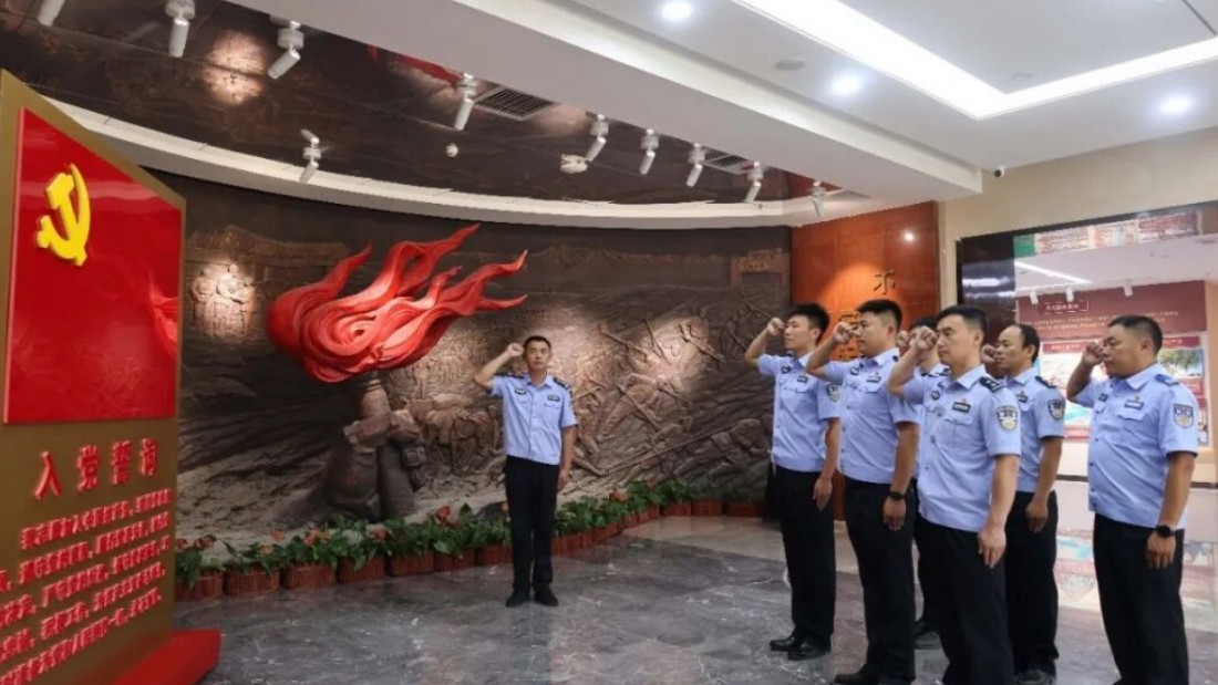 新疆生产建设兵团第二师铁门关市公安局特警铁军的AB面：硬核战力和民生温度交织