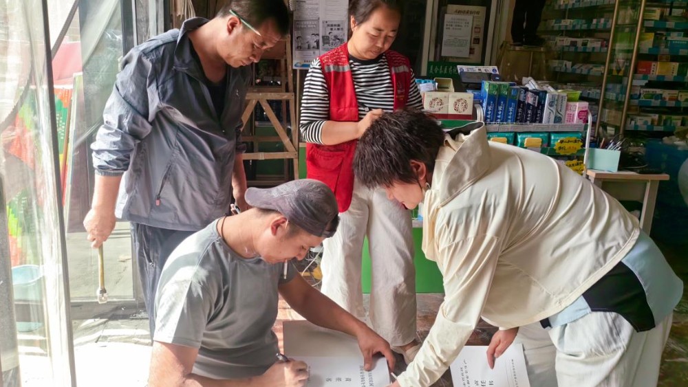 银川市兴庆区康平社区：清除街巷小广告 抓实门前三包责