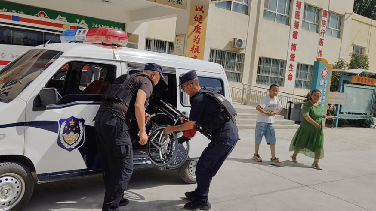 新疆乌恰县公安局便民警务站辅警护送出行困难母子就医