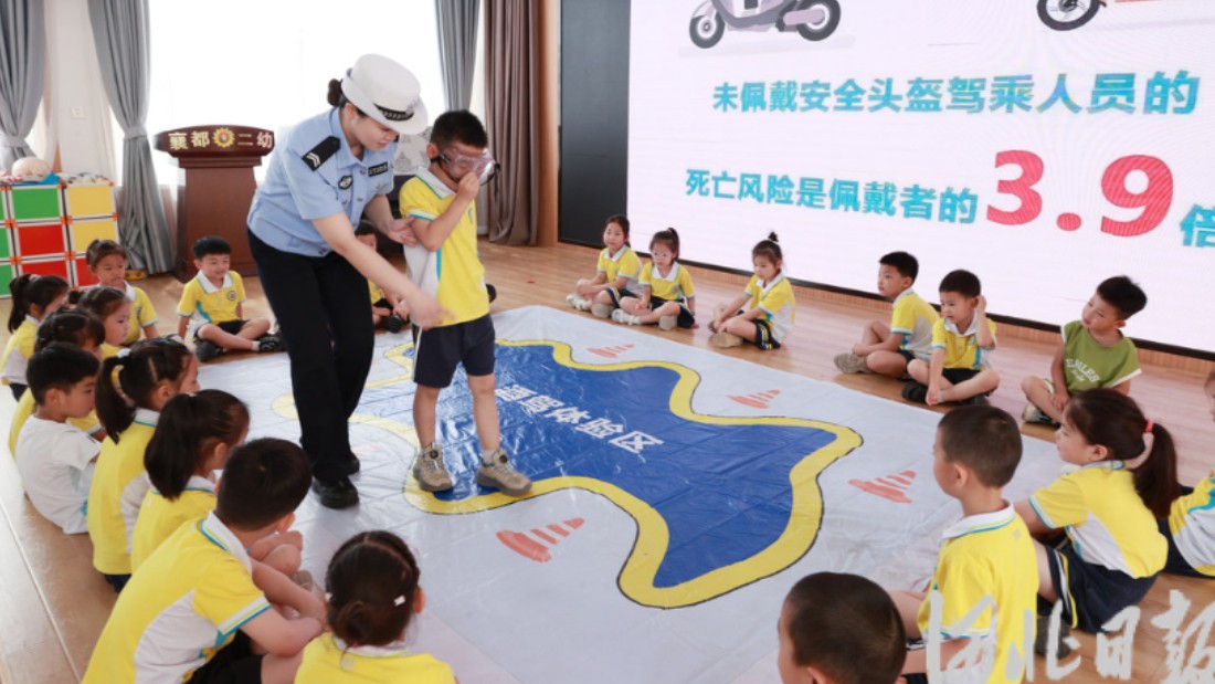 邢台交警走进幼儿园 寓教于乐送“安全大礼”