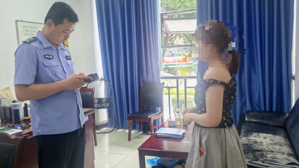 眉山一女子骑电动摩托车站立摇摆拍视频，被依法处罚