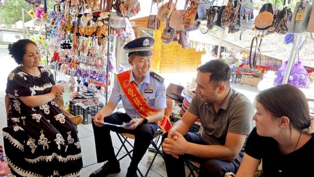 新疆霍城县公安局：警灯耀夏日 平安“警”相随