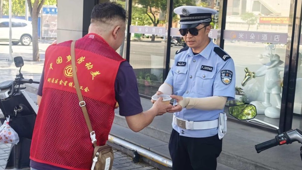吴忠市利通区裕西社区：夏日送凉解酷暑，依法护航劳动者