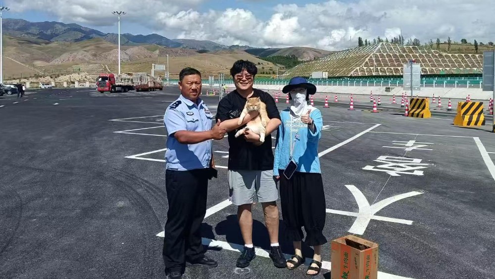 新疆尼勒克县公安局坚守服务游客一线，以温情服务擦亮平安底色