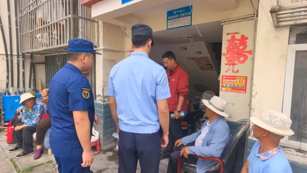 阿坝州理县消防救援局联合多部门深入住宅小区开展楼道清理整治行动