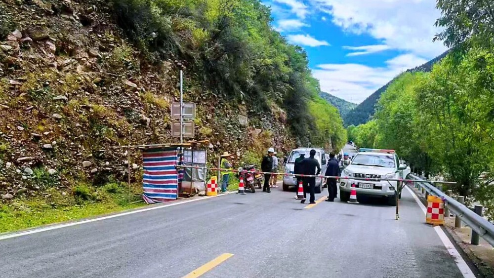 甘孜新龙公安交管大队深耕施工道路源头安全治理