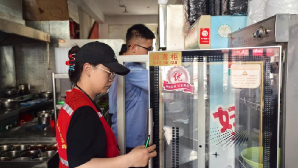 银川市兴庆区玺悦社区：巡查食安除隐患，普法惠民筑防线