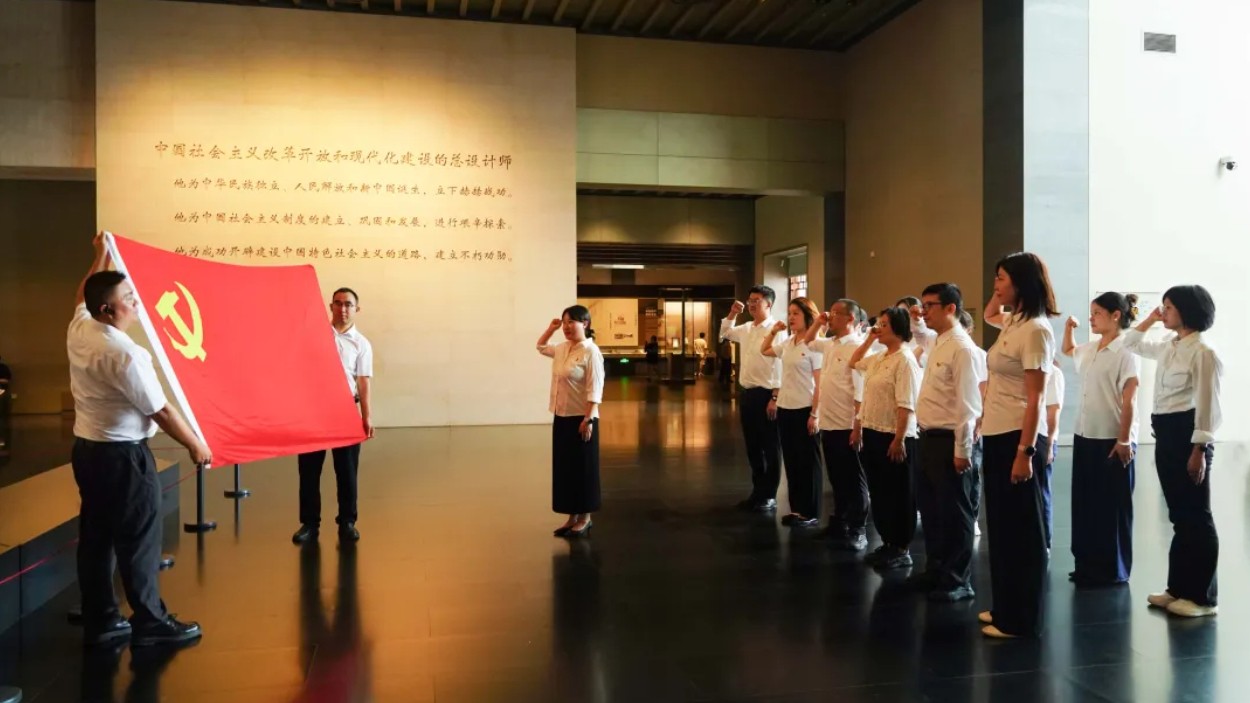 迎七一寻伟人足迹 树政绩践司法担当