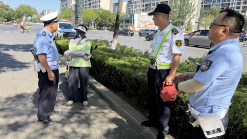 银川市兴庆区观湖社区：修剪树枝除隐患，联动执法解民忧