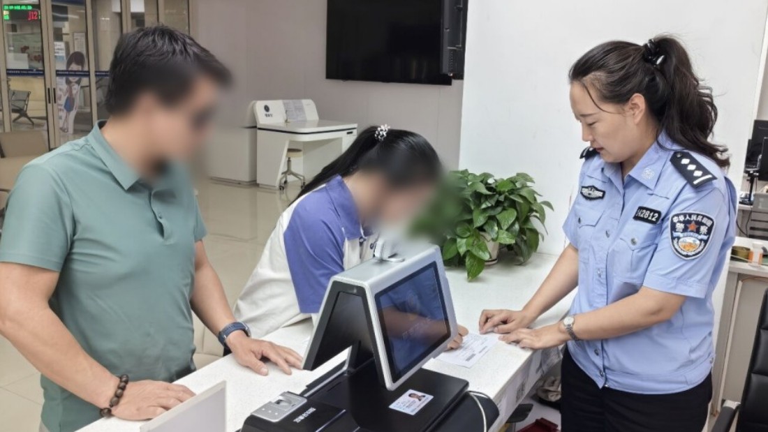 新疆阿克苏市公安局出入境管理大队：暑期延时不停歇 暖心服务护航升学学子办证