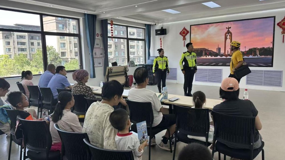 银川市金凤区海珀兰轩社区：普法宣讲护平安，石榴结籽一家亲