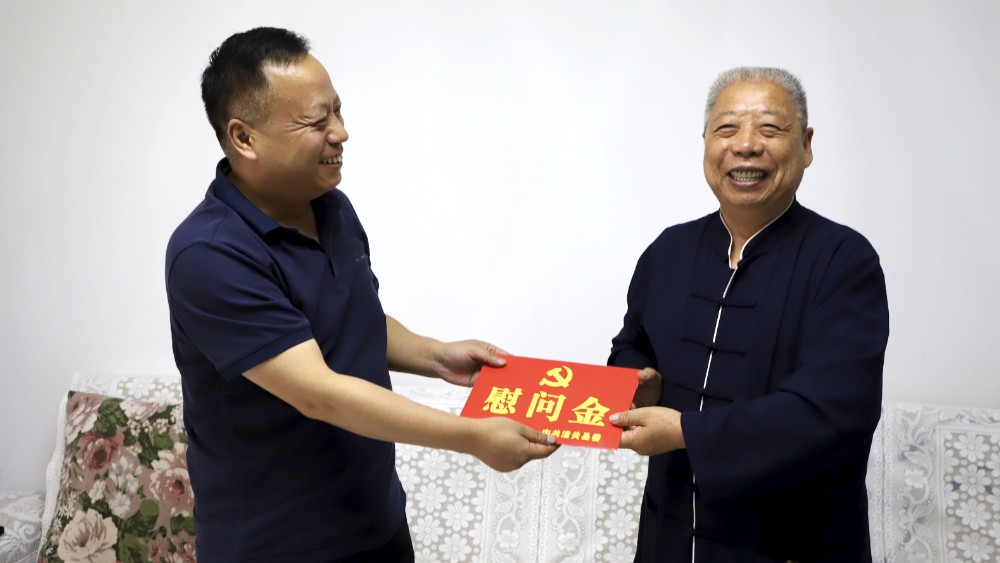潼关县法院开展“七一”节前走访慰问活动