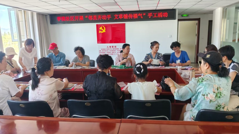 银川市西夏区学院社区：巧手制艾锤 反诈守平安