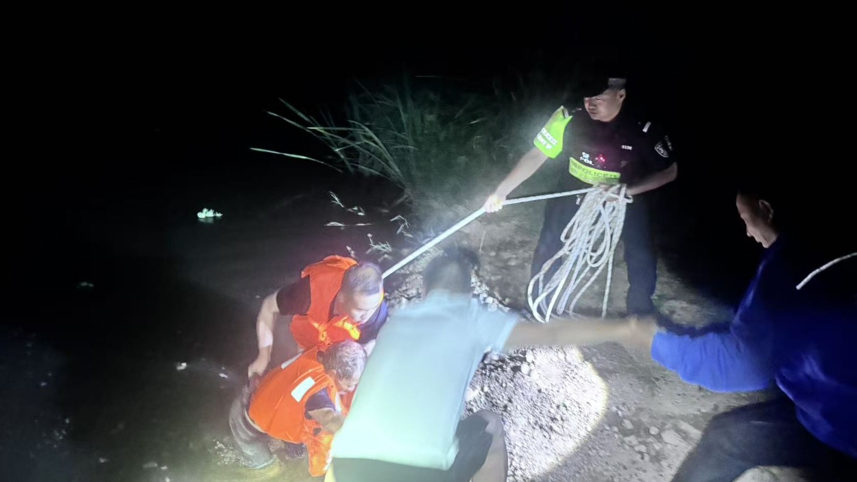 四川蒲江：巡逻警力成功营救深夜落水老人