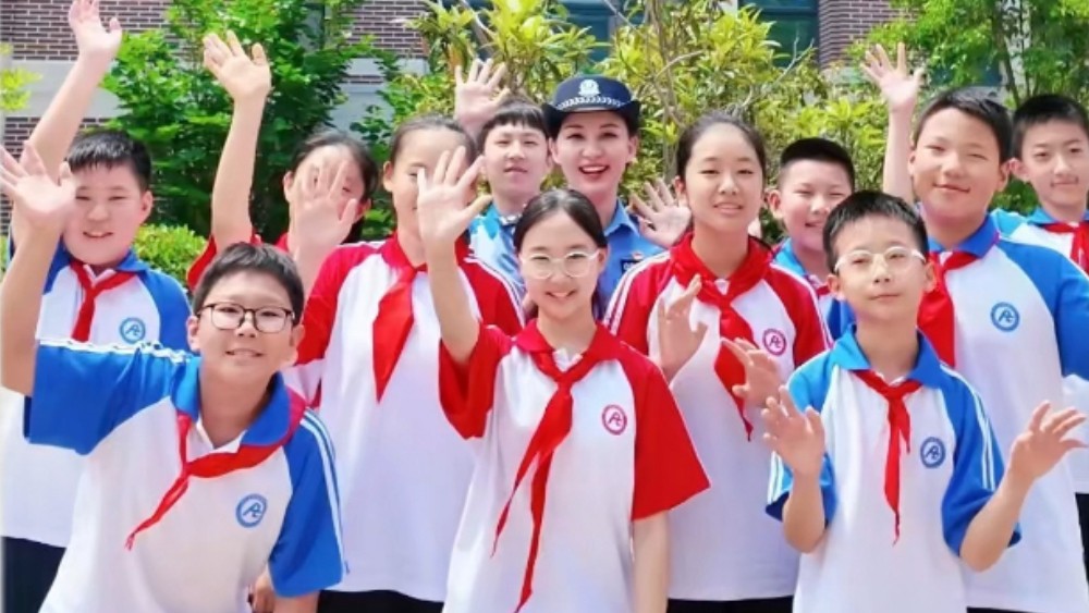 警花携手学生花式宣传防溺水