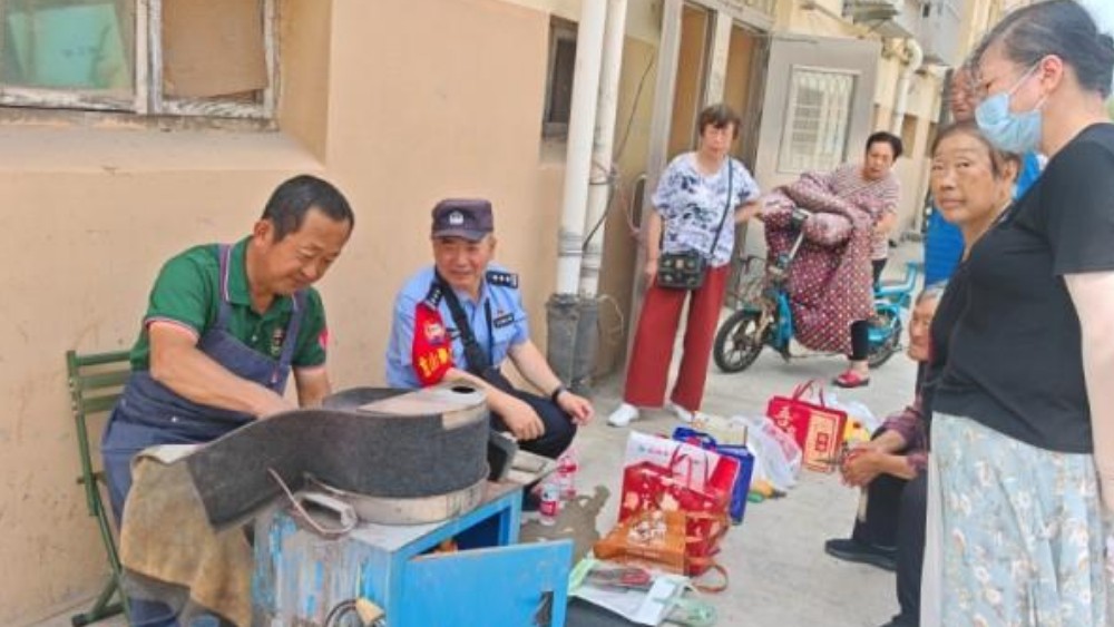 山东乳山市公安局商业街派出所龙山社区警务室开展便民服务活动