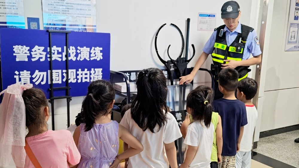 摸警械、看大屏，萌娃打卡济南轨交警营