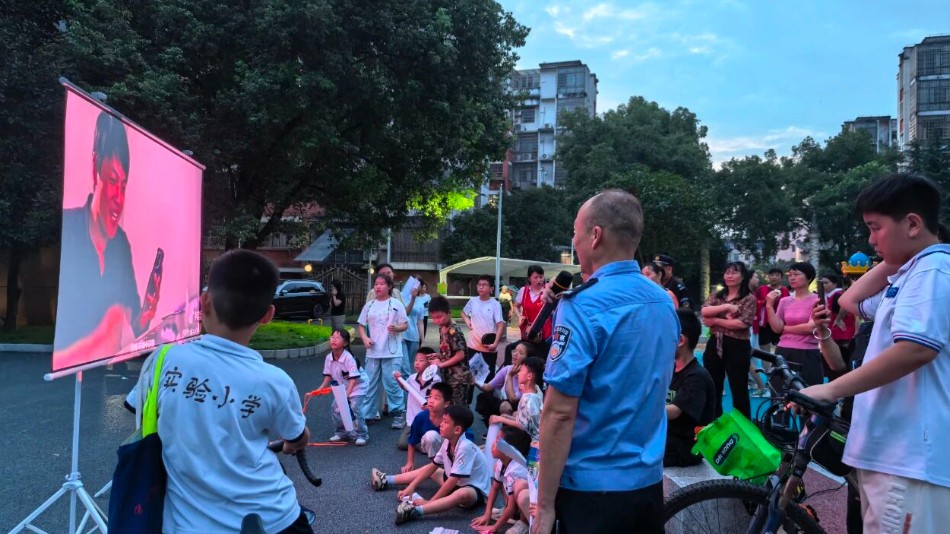 樟树市金都社区：露天电影进社区 夜间反诈不停歇