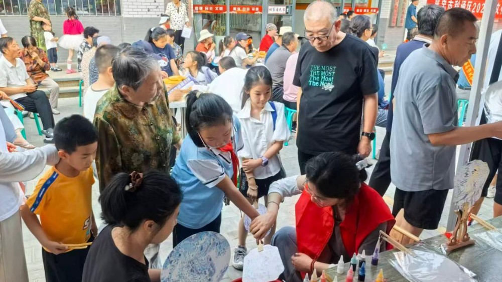 吴忠市利通区富荣社区：巧制非遗漆扇 共绘“护苗”同心圆