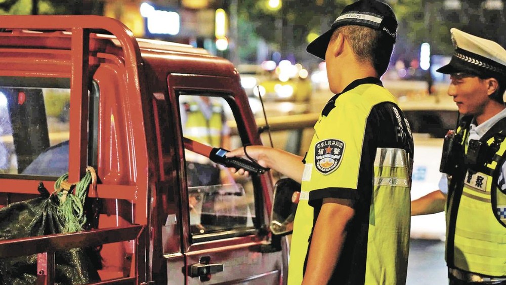 异地用警，内江交警开展夜间交通整治