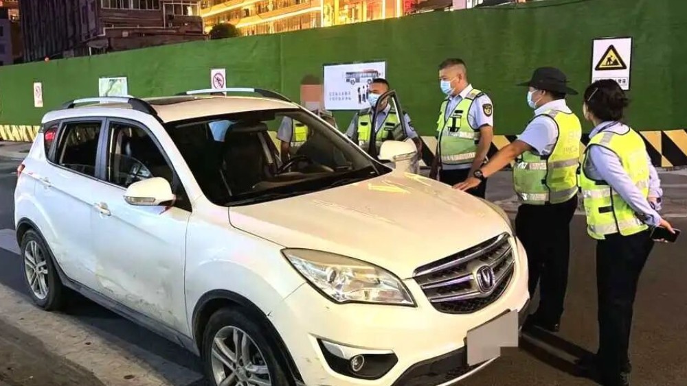 阿坝金川：深夜亮剑严查黑车 联动执法守护出行