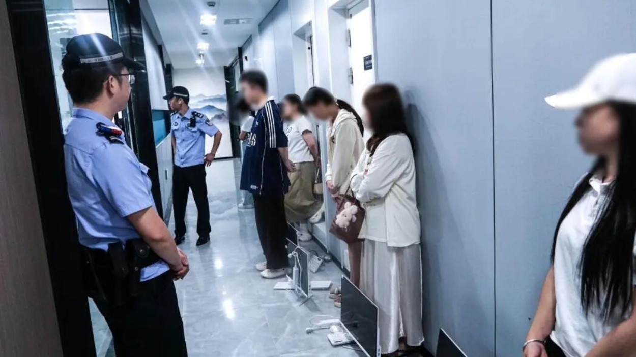 成都锦江公安成功打掉一个保险诈骗犯罪团伙，19人落网