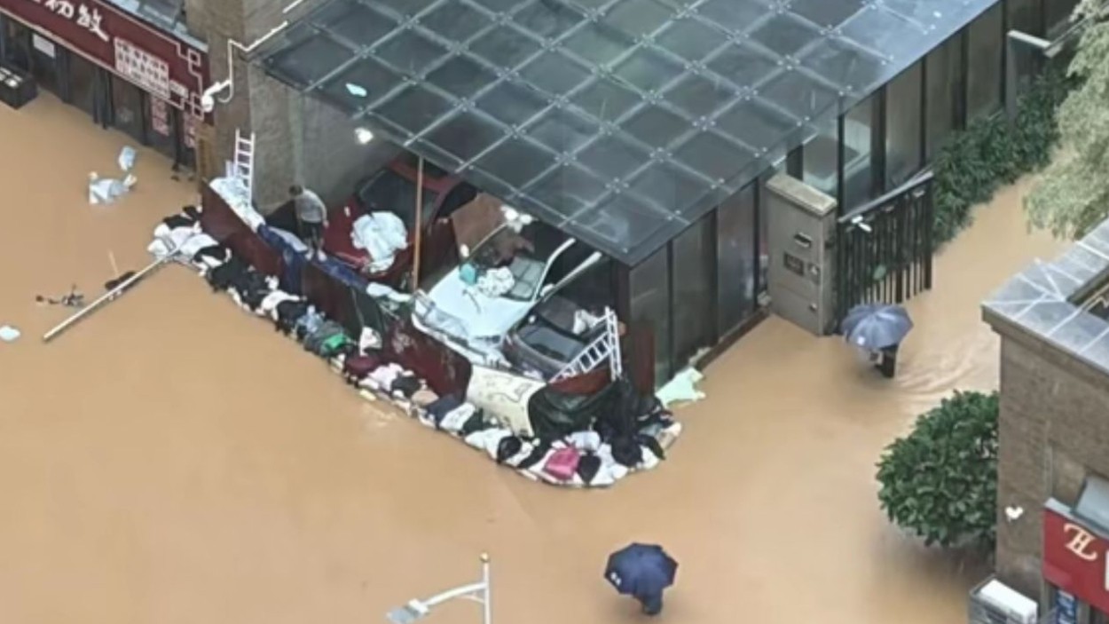 广西贵港一小区业主挖土自制沙袋筑起“防线”，奋战四天守住地下停车库上千台车辆！