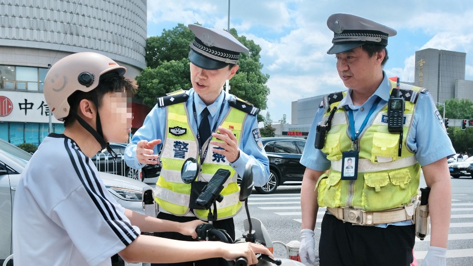 路口等灯不越线 安全“前”置更通畅