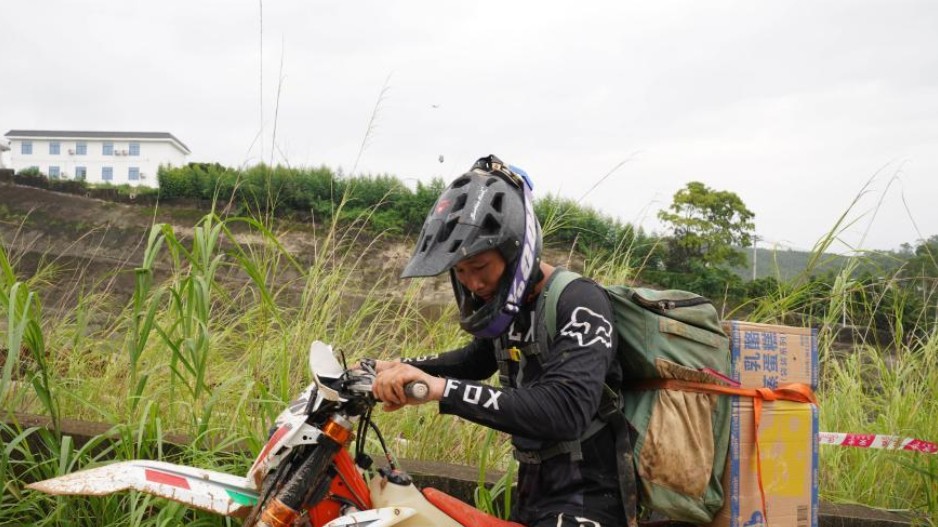 直击广西六蓝水库救援现场：无人机、越野摩托全力运送生活物资