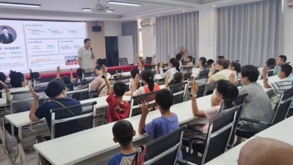 银川市金凤区锦绣苑社区：风筝为媒传法理 童心筑网护安全