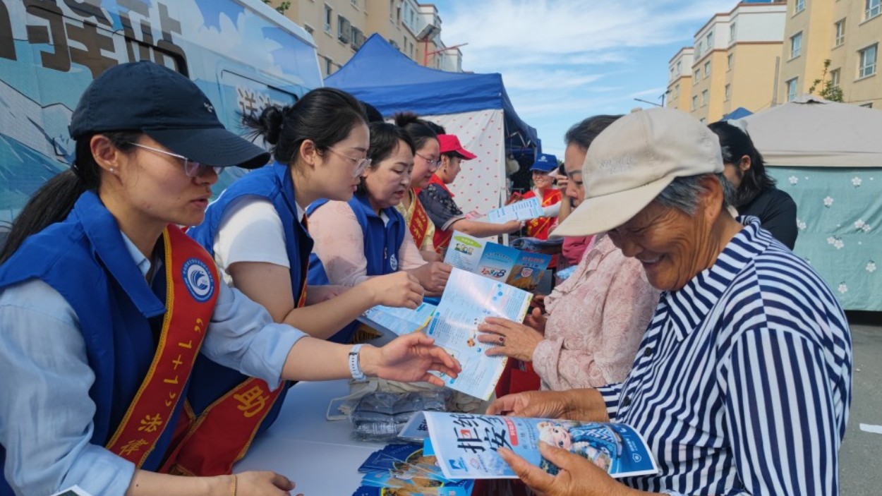 新疆阿勒泰市司法局：法治大篷车下乡行 流动驿站法润万家